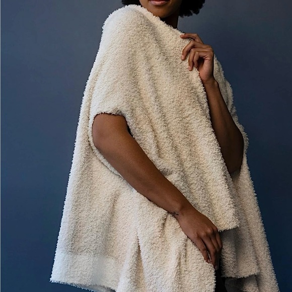 Demdaco hooded wrap in sand - Picture 1 of 9